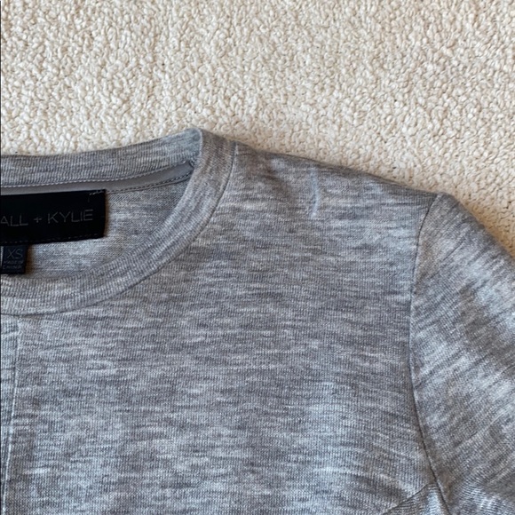 Kendall + Kylie Knotted Long Sleeve Cropped Tee - Picture 10 of 10